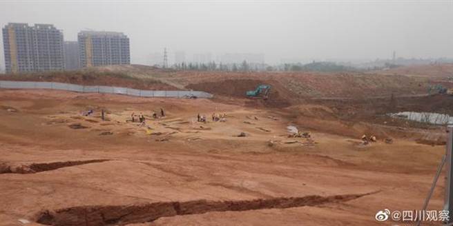 四川成都的新川科技园区在动工前先由考古单位进行探勘，却发现多达6000座的古代墓葬群。（图／微博@四川观察）