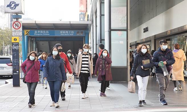 台湾疫情趋缓，天气又突然暴热，戴了这么久的口罩，还要再戴多久？（图／陈弘璋）