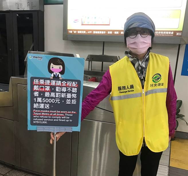 （大眾运输工具如捷运、公车等为了防疫，要求搭车必须戴口罩。图片来源：贺桂芬）