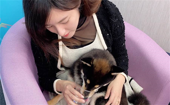 何庭欢挑战极限体位 娇喘：摸到了。(图/何庭欢 脸书）