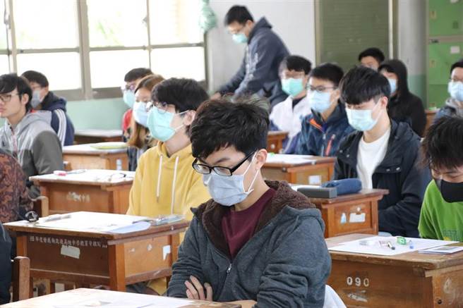 中颱黄蜂影响会考？气象局表示，如果穿过巴士海峡仍维持轻台，最快将于明天发海警。（本报系资料照）