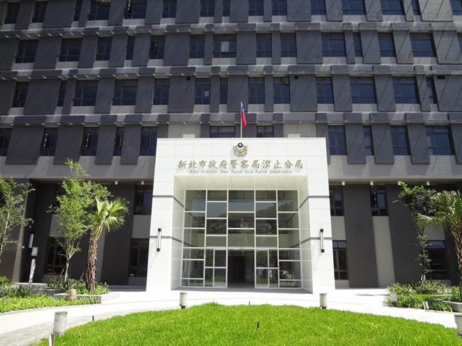 汐止铺路意外，铲装机倒车后方工人遭来回辗压惨死。（翻摄汐止分局脸书粉)