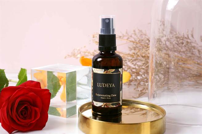 LUDEYA赋活精华养髮露添加南欧榄叶精华，结合橄榄叶萃取出的芹菜素、齐墩果酸，与生物素三胜肽组成的复合成分，有效预防及修护髮丝脆弱、易断落双重功效，增加髮丝强度，为头髮注入满满能量。NT2,280元。。（图／品牌提供）
