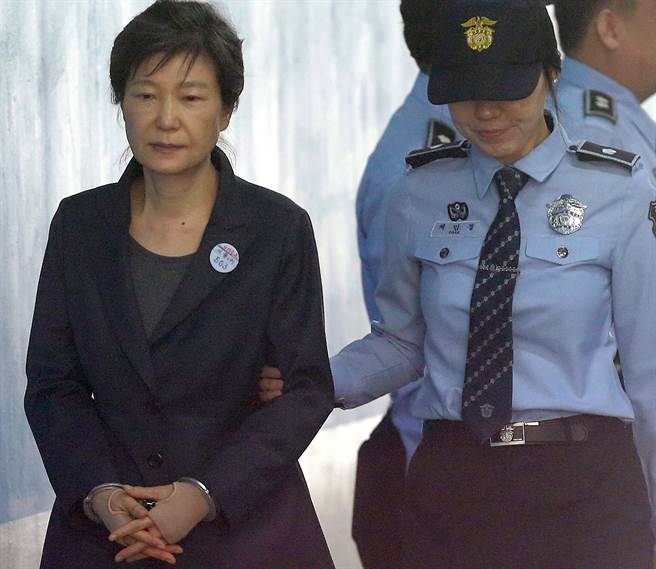 韩国前总统朴槿惠2017年10月10日戴着手铐，准备在首尔中央地方法院出庭的神情。（达志图库/TGP）