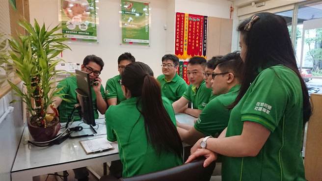 精耕商圈、被昵称为＂人体google map＂的有巢氏房屋新店北新重划加盟店业务们，常聚在一起交换最新的商圈情资