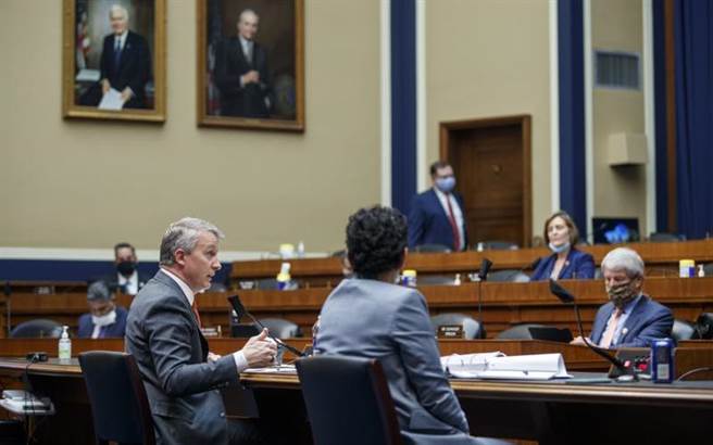 前美国生医研发管理局局长布莱特(左)向美国会作证，指控川普政府无毫无作为导致大批美国人丧生。（图／美联社）