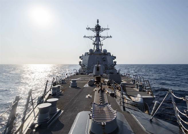 今年以來美軍派遣船艦與軍機通過台灣海峽已不下20次，其中還首次派出B-1B超音速戰略轟炸機執行巡弋任務。圖為美海軍肯貝爾號導彈驅逐艦5月13日通過台灣海峽。（圖／美國海軍）