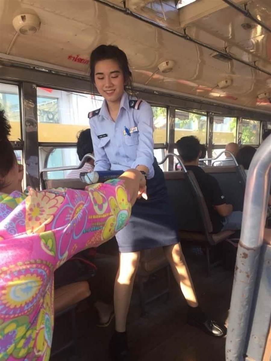 搭車遇正妹車掌小姐 網淚憶美好年代(圖片取自/Ploymanee Lampala FB)