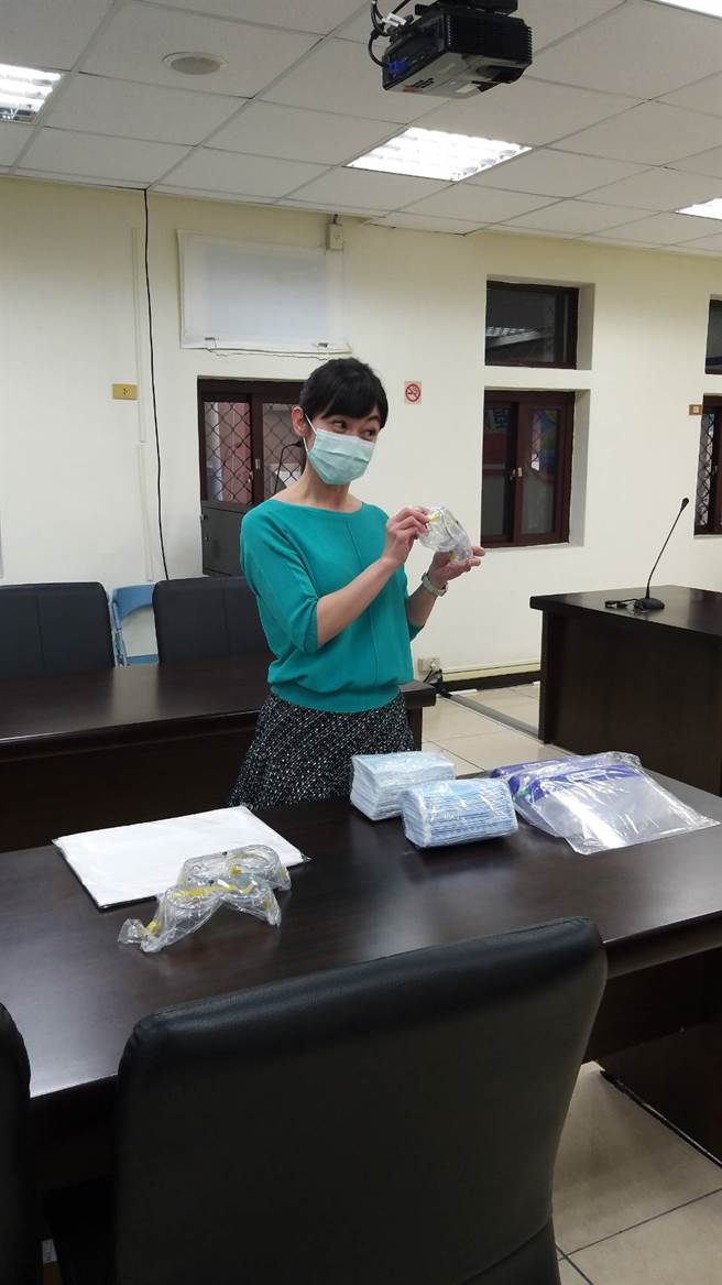 郑凯云主播介绍警察局防疫措施(图/基隆市警察局提供)