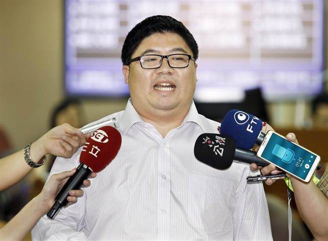 民进党立委蔡易余提出《宪法增修条文》、《两岸关系条例》修正草案，要删除「国家统一」字眼，遭酸「选前芒果乾，选后大转弯」 (图／本报资料照)