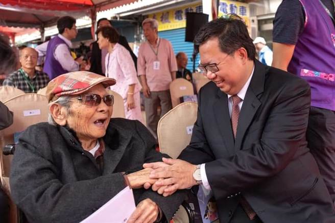 桃園市長鄭文燦稍早在臉書表達對台灣文學之母鍾肇政的緬懷。(擷自鄭文燦臉書)