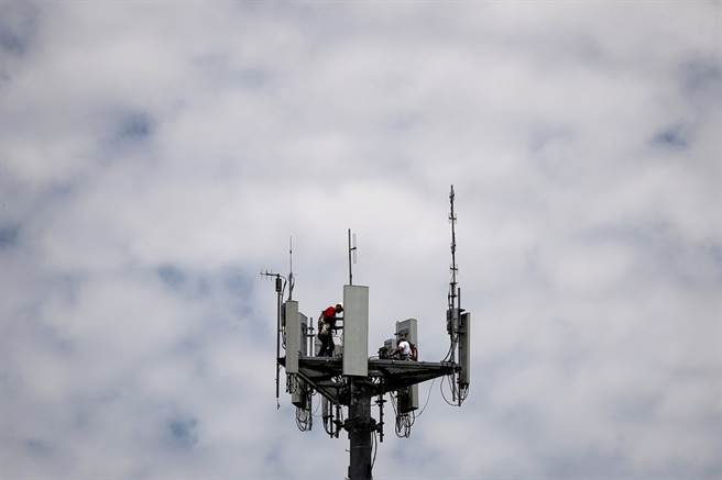 网路上出现5G讯号会散布新冠病毒的假消息，现在多个国家相继出现当地讯号基地台被烧毁、破坏事件，美国国土安全部已发布报告示警。（资料照／路透社）