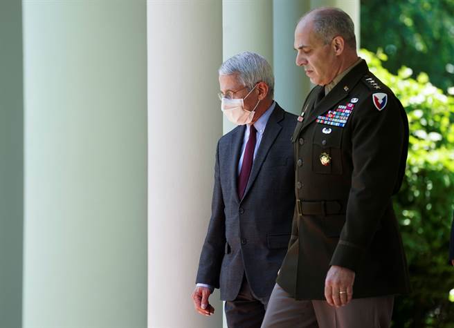 美国军方在川普要求下参与并全力支援新冠疫苗的研发，由美装备部司令佩尔纳(左)担任「曲速行动」的营运长。图与佩尔纳与白宫防疫专家佛奇（右)。（图／路透）