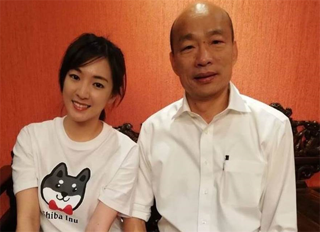 何庭欢转PO韩国瑜内心话 网暴动了。图为先前何庭欢、高雄市长韩国瑜合影。(图/翻摄自 何庭欢脸书)