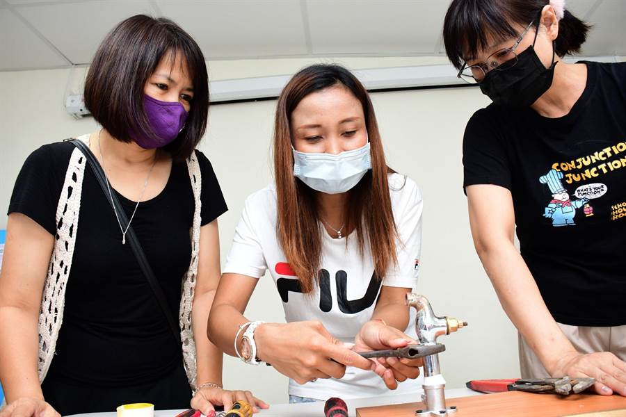 台東縣婦女福利服務中心辦理女性水電修繕培力課程，婆婆媽媽們專注學習，展現高度興趣。（莊哲權攝）