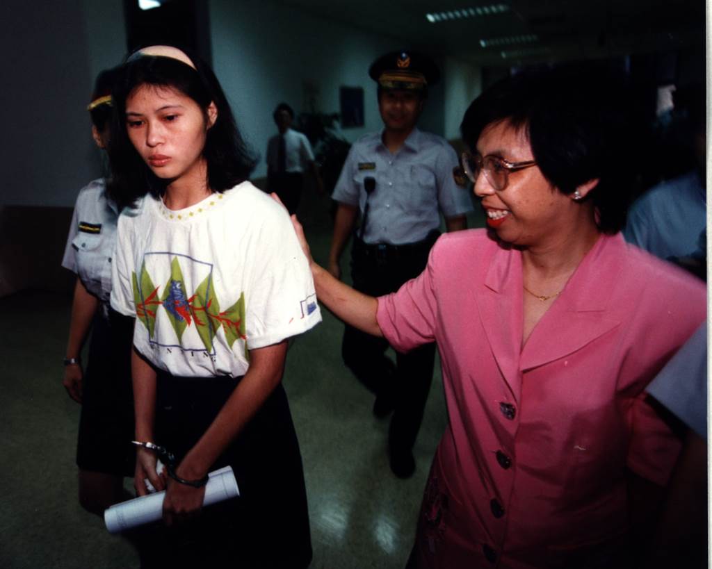 1994年1月，鄧如雯殺夫獲得來自社會各界的聲援，在她還押時派代表予以精神安慰。（中時資料照 張家榮攝）