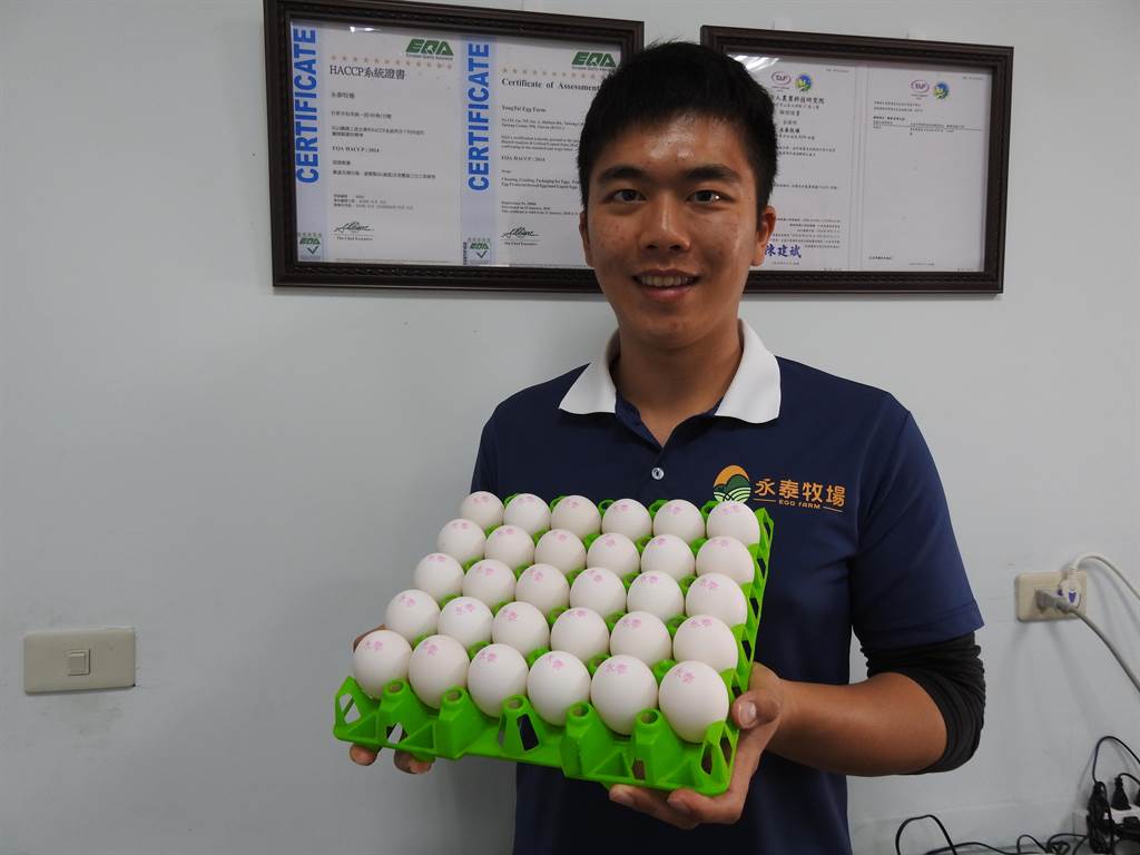 26歲青農卓銘杉，返鄉打造全自動化蛋雞畜牧場。（台東縣政府提供／莊哲權台東傳真）