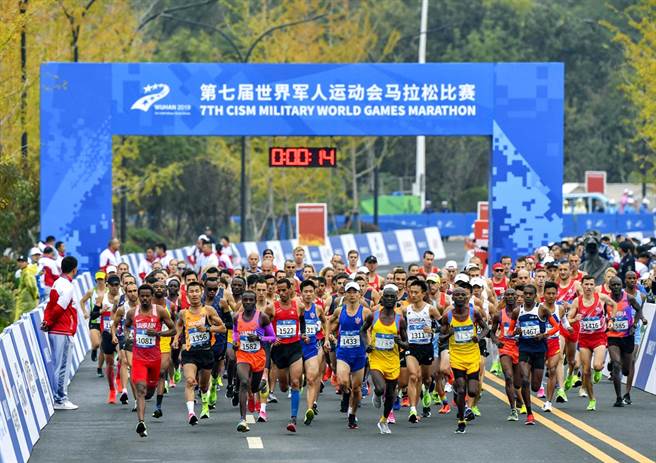 愈来愈多运动员证实，2019年10月参加武汉世界军人运动会期间已出现类似新冠肺炎症状，同时也透露当时武汉就已出现异状，例如在机场入境时被量测体温，出入餐厅被要求勤洗手，武汉街头空荡荡，宛如「鬼城」。图为第七届世界军人运动会马拉松赛况资料照。（资料照／新华社）