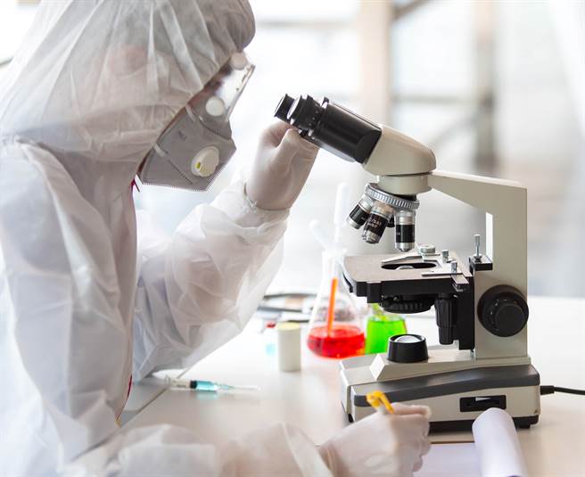 研究人员检测新冠肺炎病毒样本的画面。（达志影像/Shutterstock）
