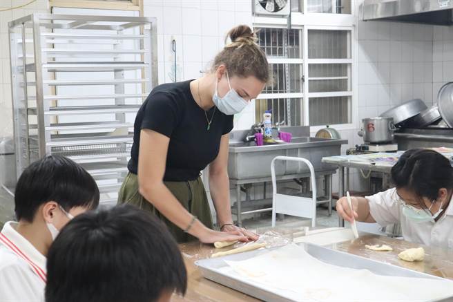 來自瑞士的Lisa參與「英語史懷哲計畫」，18日赴台南麻豆安業國小，教導學生製作瑞士道地的「辮子麵包」。（李宜杰攝）