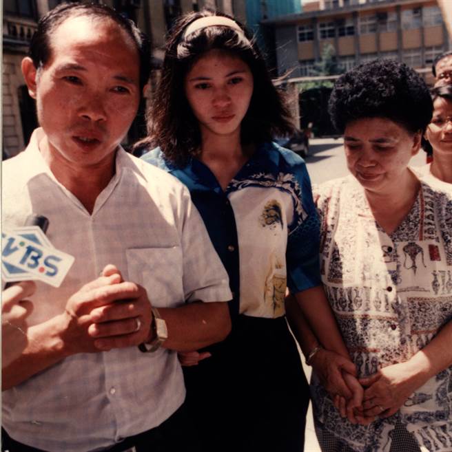 1994年8月，邓如雯挽着父母亲的手走出法院，对关心她的大眾致谢。（中时资料照 吴方明摄）