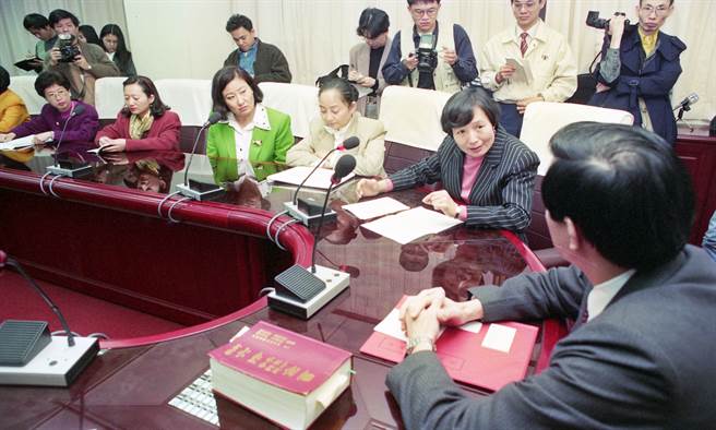 1994年2月26日，邓如雯杀夫案，妇女团体在民进党籍立委叶菊兰、国代蔡明华、吴清桂等人率队下，向法务部长马英九陈情。（中时资料照 王兴田摄）