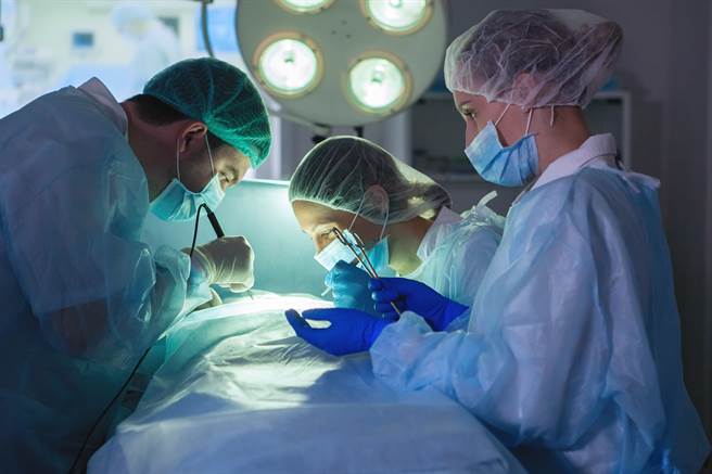 甘迺迪總統身上少一個彈孔的原因─氣管切開術(一)，示意圖。(圖片來源／達志影像shutterstock提供)