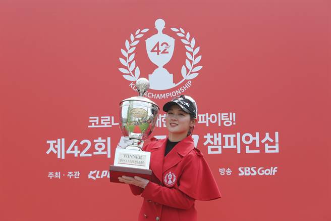 朴炫徑拿到KLPGA錦標賽冠軍，這也是她個人生涯首勝。（美聯社）