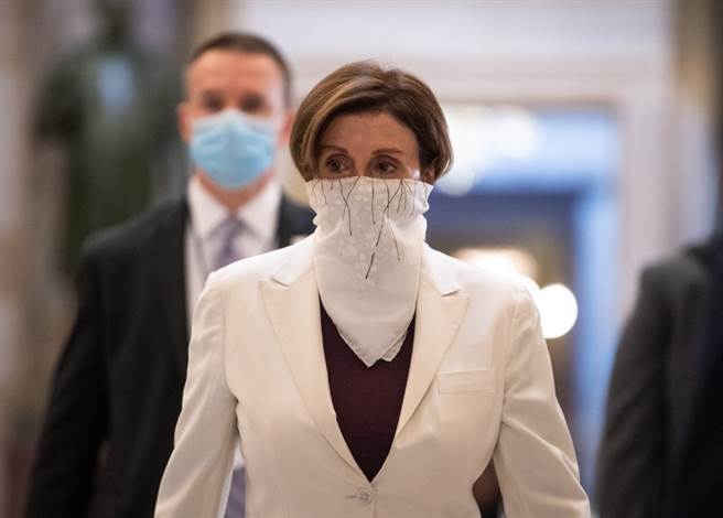 美国眾议院议长裴洛西（Nancy Pelosi）不只是国会女王，口罩穿搭惊艷眾人，变身时尚女王。（图／shutterstock）