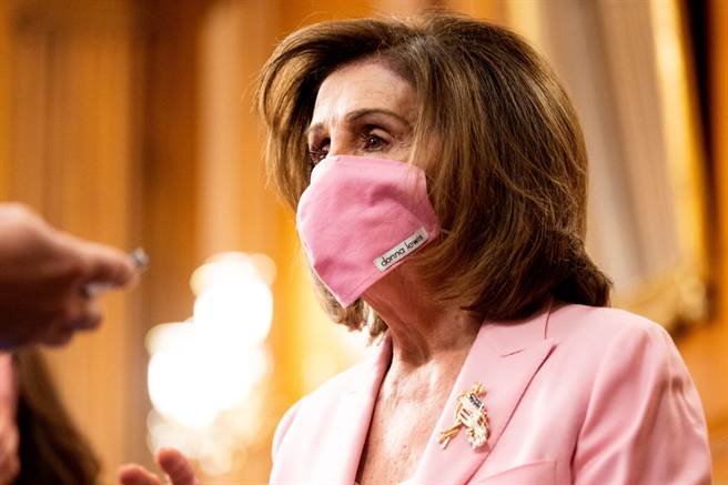 美国眾议院议长裴洛西（Nancy Pelosi）不只是国会女王，口罩穿搭惊艷眾人，变身时尚女王。（图／shutterstock）