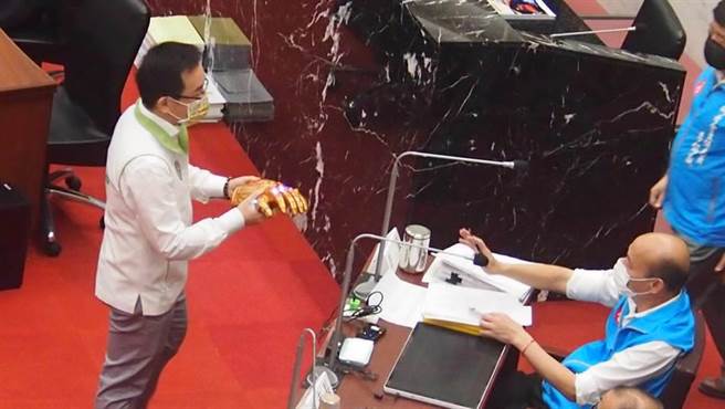 高雄巿议会民进党团干事长陈致中引用「灭霸」酸韩国瑜 网友：这不是大陆用语吗？。（曹明正摄）