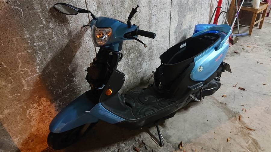 黃婦的車輛經撞擊後車身毀損幾乎報銷。（程炳璋攝）