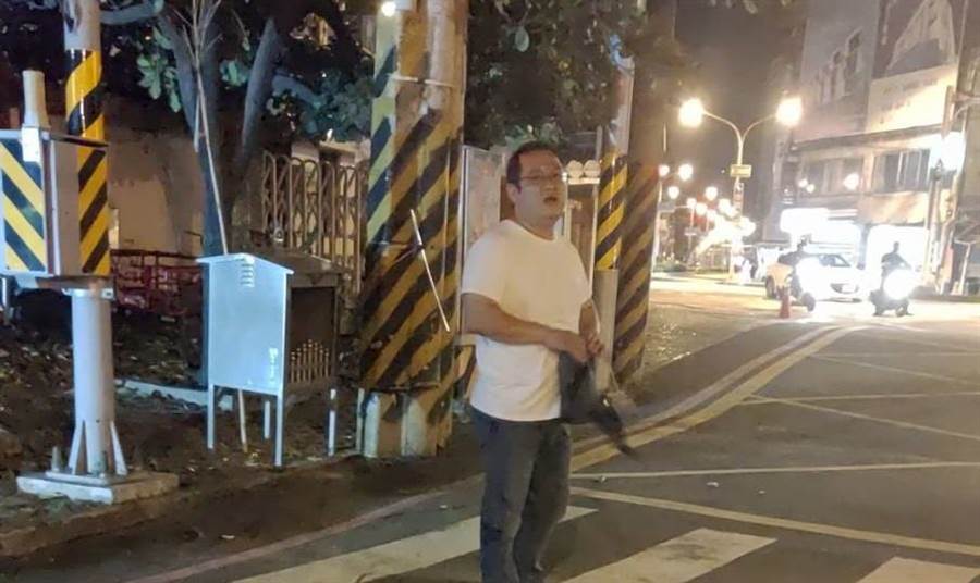 肇事的白衣駕駛者被目擊者拍下肇逃畫面。（陳姓民眾提供／程炳璋台南傳真）