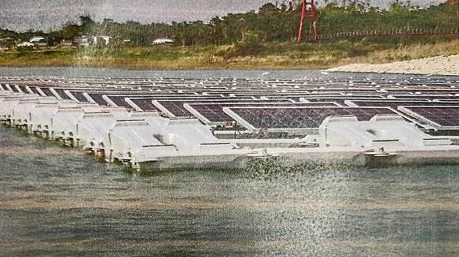 台電再生能源處計畫到竹東鎮公所說明 計畫在寶山水庫做浮動式太陽能板，鎮長張順朋（中）表達反對。（鎮公所提供／羅浚濱新竹傳真）