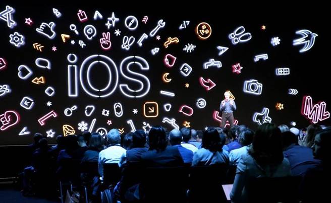 iOS 14 程式码提前泄漏，曝光了多项新品以及软体功能。图为苹果在 WWDC 2019 发表 iOS 13。（黄慧雯摄）