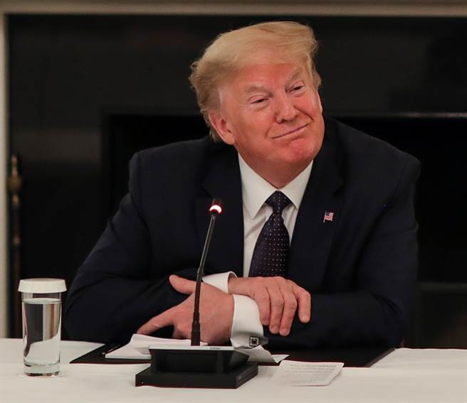 美国总统川普18日在白宫国宴厅（State Dining Room）接见餐饮业者，讨论新冠肺炎疫情因应措施。（路透）