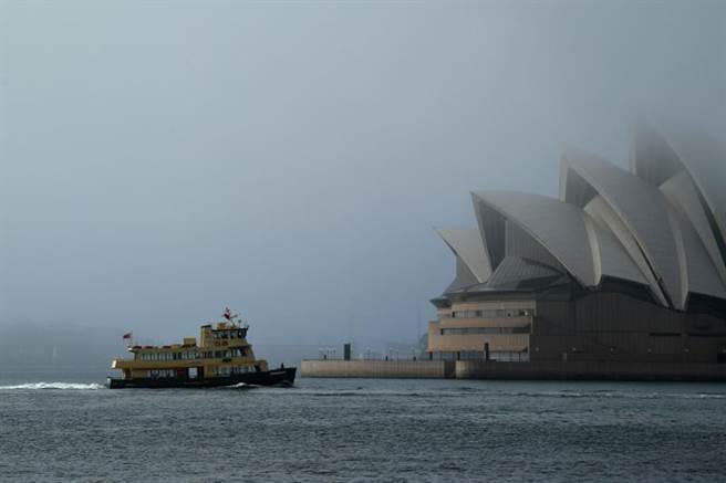澳洲廣播公司18日報導，陸商務部長鍾山宣稱中澳雙方正保持溝通，但在正式開徵反傾銷稅前夕，鍾山並未接聽澳洲貿易部長伯明翰（Simon Birmingham）的電話，也沒有說明拒接原因。（路透）