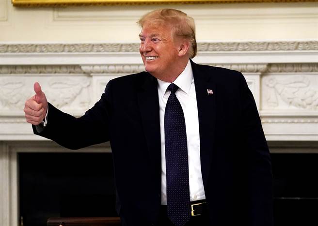 美国总统川普18日自曝天天吃抗疟疾药物奎寧以预防感染新冠病毒，引发争议。专家指出，白宫医师会让川普服用奎寧，是因为川普是新冠肺炎死亡高危险群，做出这个决定必须考量非常复杂的问题，医师的处境令人同情。（图／美联社）