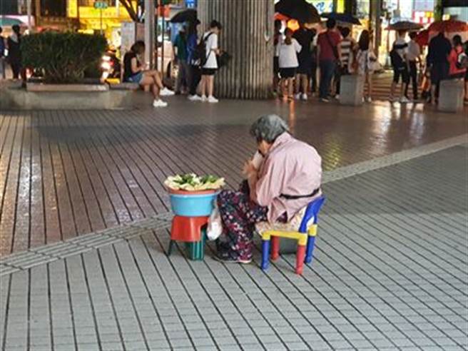 驼背奶奶一年四季都在士林捷运站卖玉兰花。(照片/《我是北投人》粉丝团 授权提供)