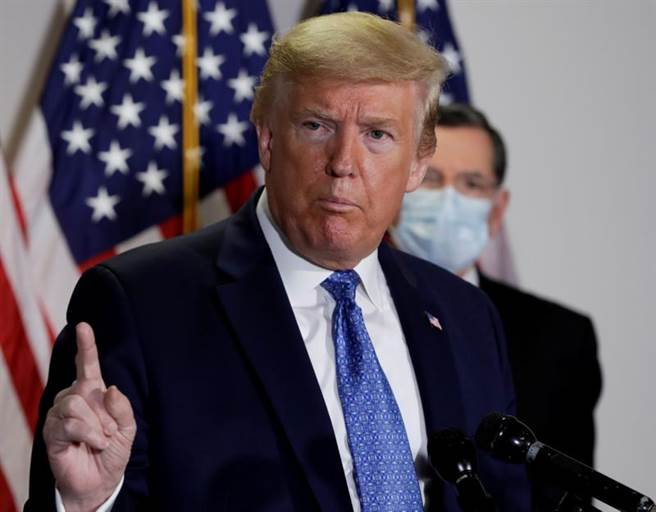 美国总统川普19日在出席参议院共和党政策午餐闭门会议后发表谈话的神情。（路透）