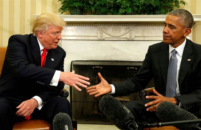 美国总统当选人川普（左）2016年11月10日到白宫，在椭圆形办公室和当时的总统欧巴马会面。（路透）