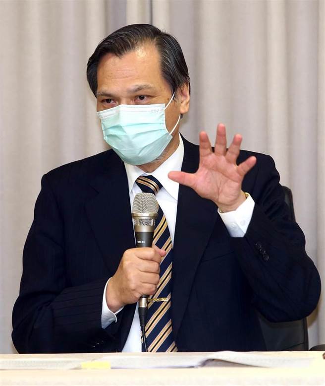 陸委會主委陳明通（見圖）20日舉行記者會，媒體關心蔡英文總統520談話的「兩岸關係」內容，陳明通強調，會在中華民國憲法與兩岸關係條例依據下，不破壞現狀、拒絕一國兩制。（陳信翰攝）
