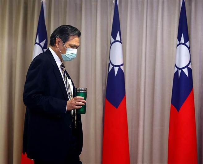 陸委會主委陳明通（見圖）20日舉行記者會，媒體關心蔡英文總統520談話的「兩岸關係」內容，陳明通強調，會在中華民國憲法與兩岸關係條例依據下，不破壞現狀、拒絕一國兩制。（陳信翰攝）
