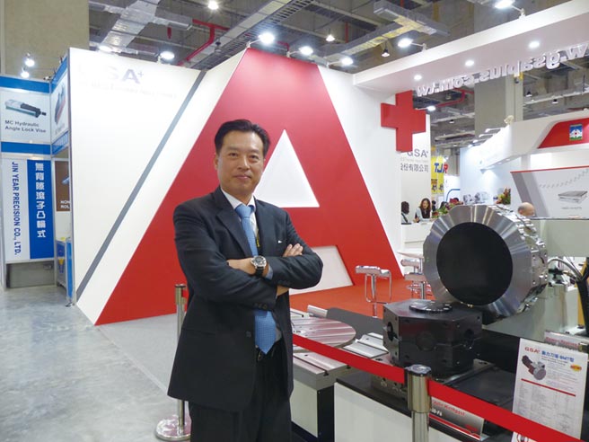 旭陽總經理游良祺展示該公司高性能精密的電腦車床刀塔。圖／莊富安