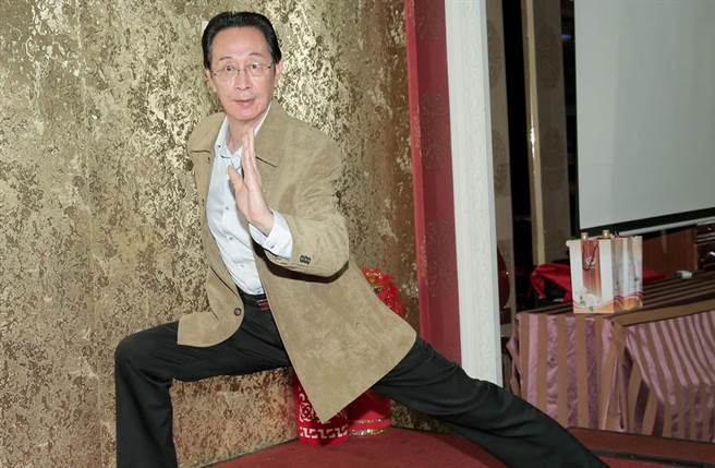 关聪近年卸下明星光环在街头叫卖。（图／中时资料照）