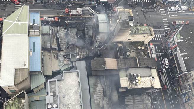 台中市中华路夜市今年5月遭纵火，延烧16户，从附近高楼俯视，建物被烧得面目全非，损失惨重。（陈淑芬摄）