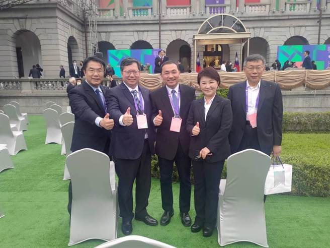 台南市長黃偉哲臉書有原檔合照，台北市長柯文哲身旁確實沒有黑色垃圾袋。（翻攝黃偉哲臉書）