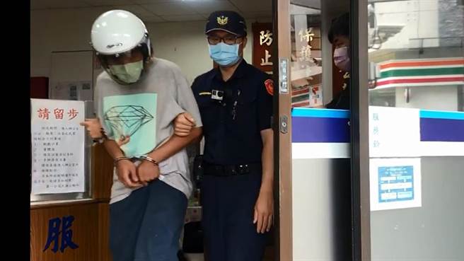 台中市中华路夜市发生大火延烧16户。警方逮捕纵火的林姓嫌犯（左1），他供称因为「心情不好」纵火。（读者提供／陈淑芬台中传真）