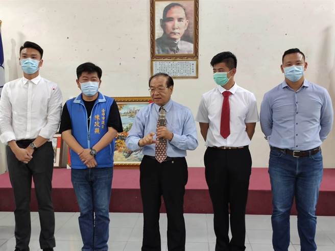 林敏霖（圖中）指出，團隊訴求在地化、年輕化，未來團隊老、中、青都有，並投入創建黨部數位化為目標，展現新活力。（張妍溱攝）