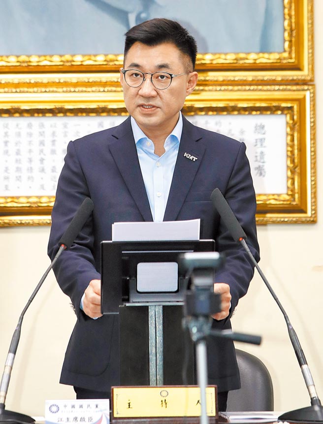 國民黨主席江啟臣20日中常會前回應蔡英文總統在就職典禮的談話表示，過去四年在蔡總統領導下，兩岸交流嚴重倒退，也看不到未來打算如何重建兩岸互信；對蔡英文一直強調「中華民國這七十年來」表示，中華民國在1912年創建，是亞洲第一個民主共和國、兩次世界大戰戰勝國，更曾是聯合國發起國的歷史事實。（鄭任南攝）